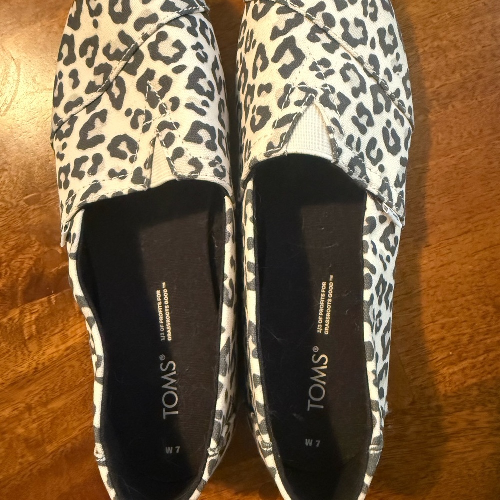TOMS Women's Snow Leopard Slip-On Shoes Size 7
